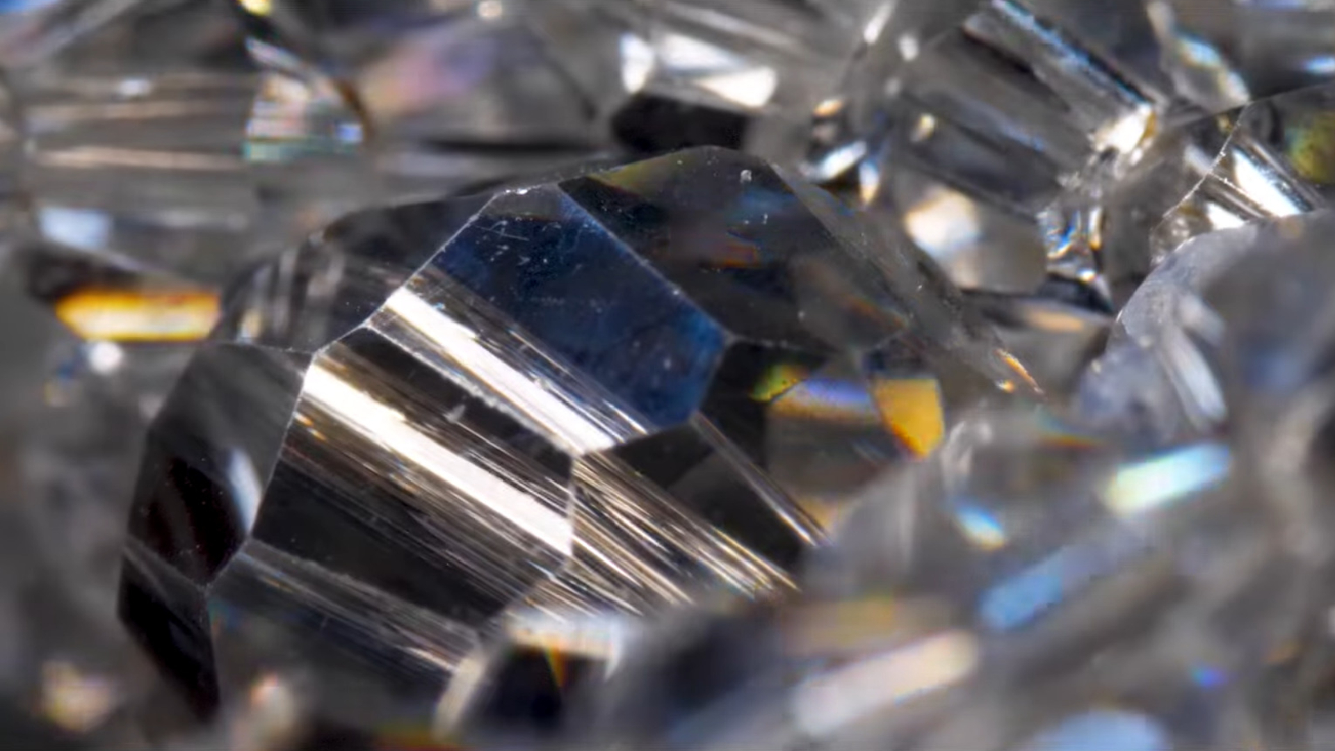 hoaht5ki2fdqwnyvls4eng-1 A still from a YouTube video demonstrating the principles behind Akash Systems diamond chip-cooling tech