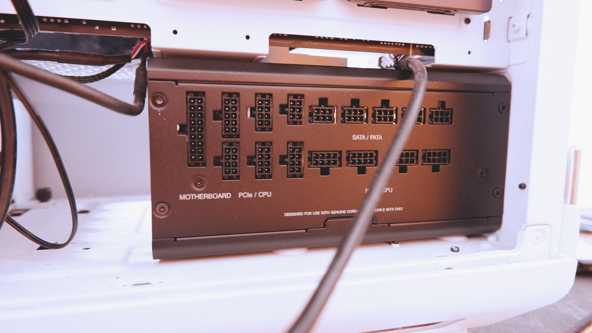 pir9u9wspheddgrqxqu2n5-1 Corsair RMx SHIFT power supply being installed in a gaming PC