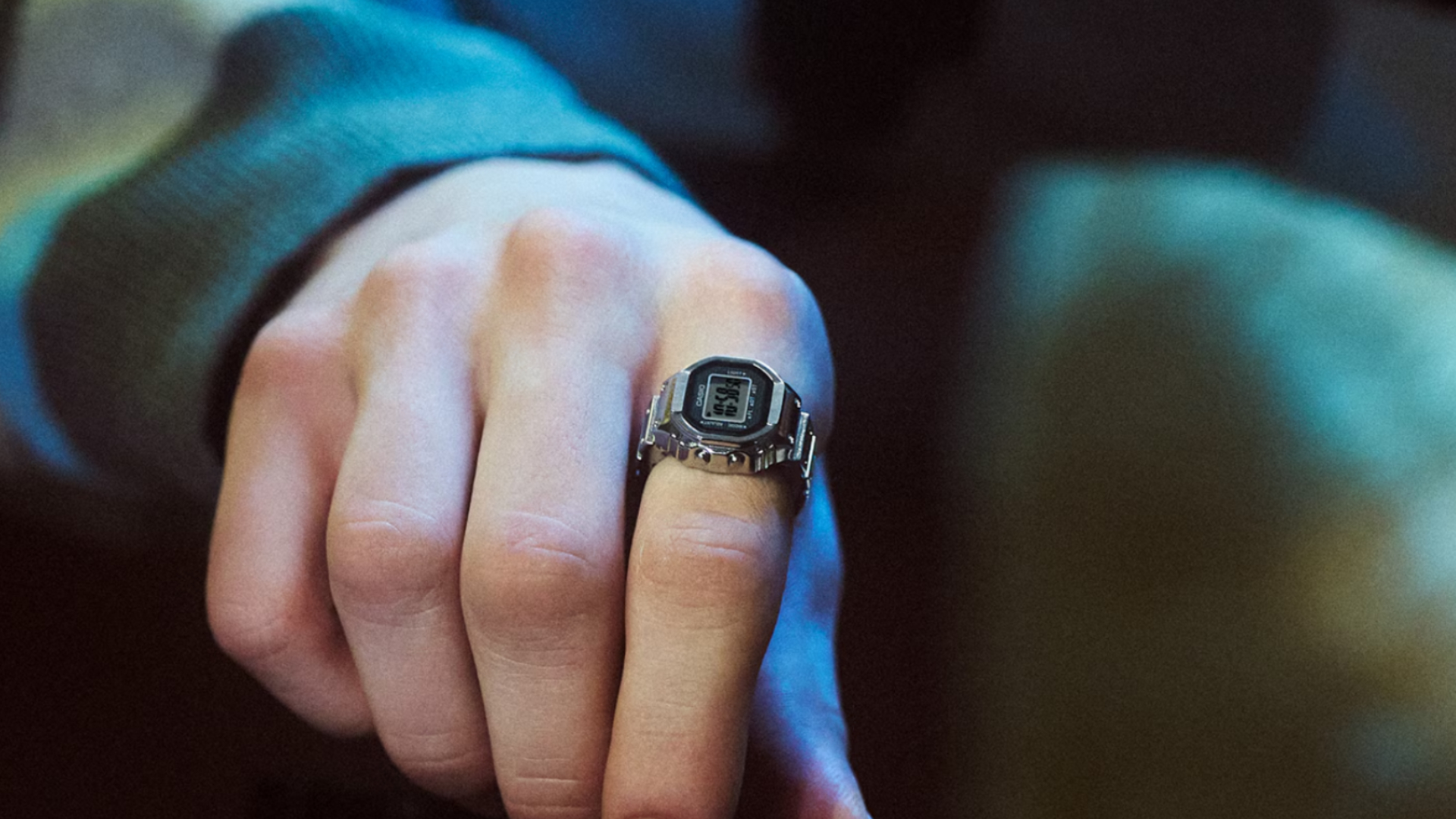 jwedmxputtpahhscad4kjn-1 The Casio CRW-001-1JR smart ring being worn on a finger.